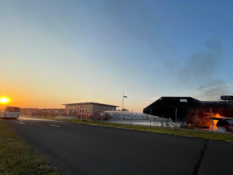 Flughafen Leipzig: Flugzeug evakuiert! Großeinsatz mit Hunderten Leuten