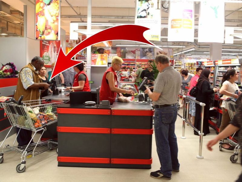 Kaufland-Kunde bezahlt mit Bargeld – zu Hause trifft ihn der Schlag