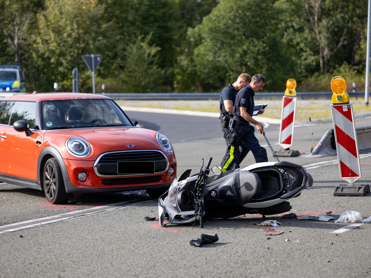 Thüringen: Schrecklicher Unfall! Rollerfahrer stirbt noch am Unglücksort