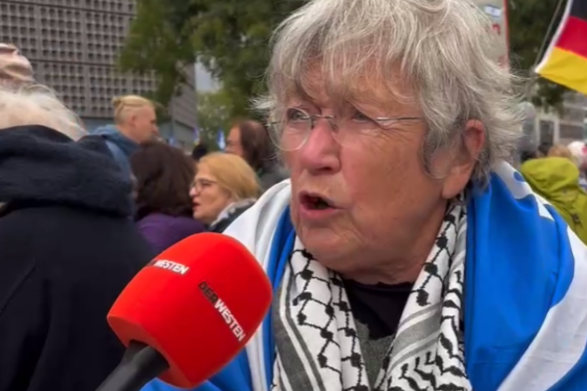 Berlin - Friedensdemo: Teilnehmerin verteidigt Russland und Putin.