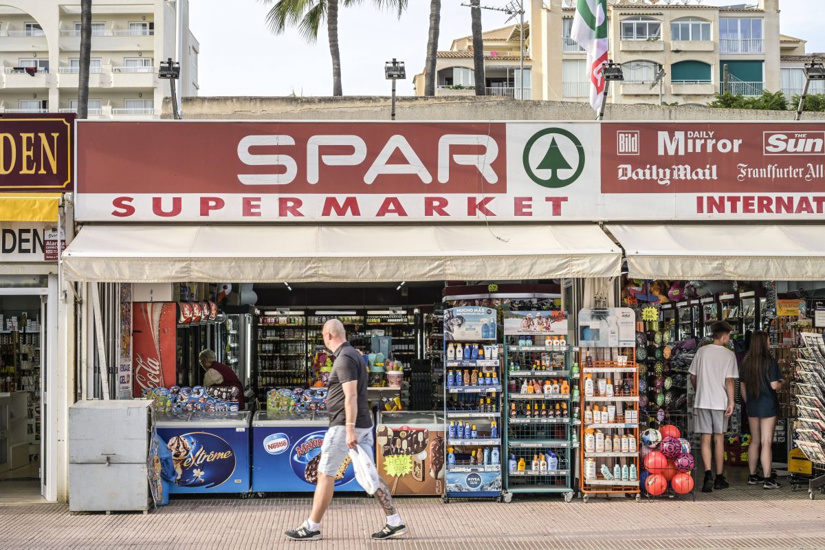 Symbolbild. An der Playa de Palma auf Mallorca reiht sich ein Supermarkt an den anderen.