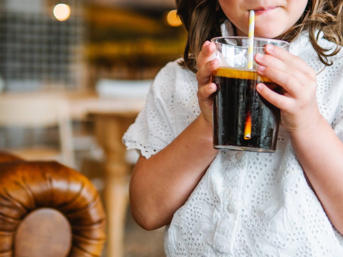 Mädchen trinkt Cola