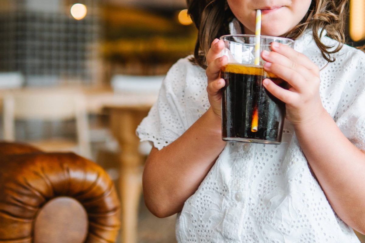 Mädchen trinkt Cola