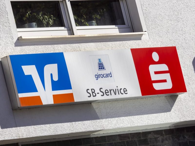 Sparkasse & Volksbank: Große Änderung beim Geldabheben – Kunden bedient! „Nein Danke“