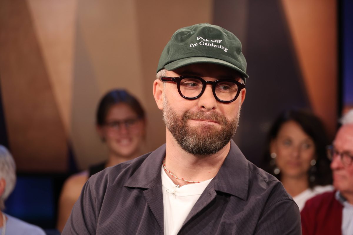 Mark Forster erhält nach „The Voice of Germany” die Nachricht.