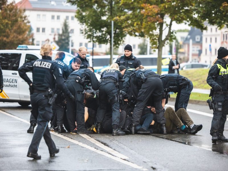 Thüringen: Hässliche Szenen am Rande des Höhlerfests! Demo eskaliert