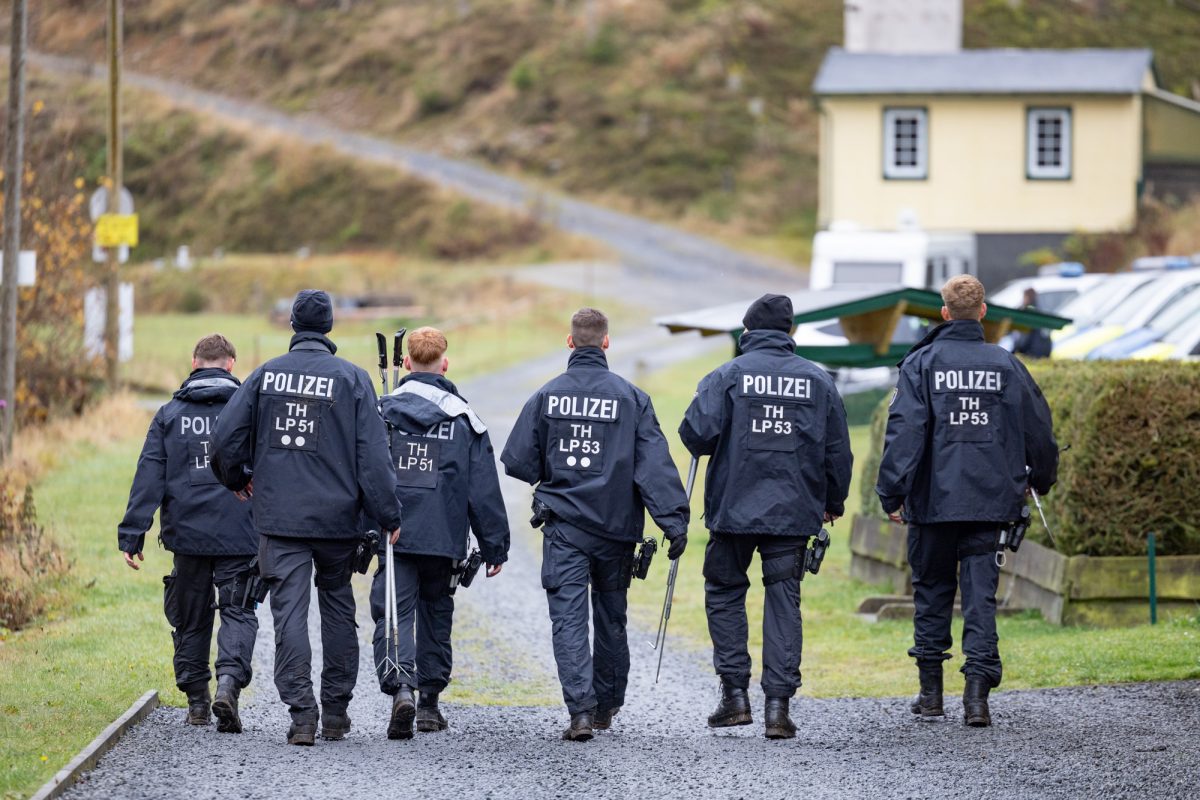 In den vergangenen Tagen waren mehrere Suchaktionen der Polizei unter anderem mit einer Hundestaffel zunächst erfolglos geblieben.