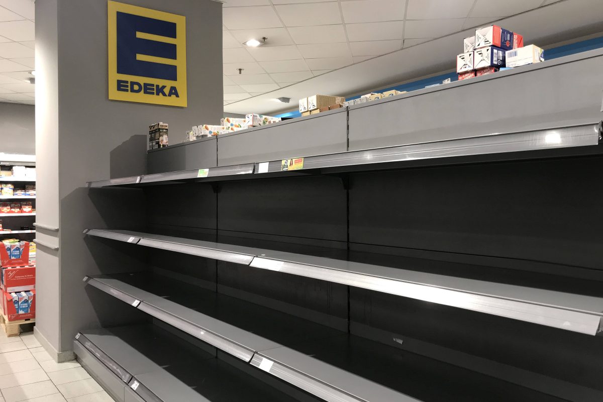 Kunden stoßen bei Edeka aktuell häufiger auf leere Regale. (Symbolbild)