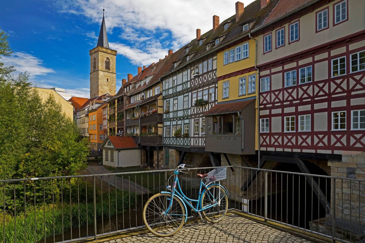 Ein Fahrrad steht in Erfurt an der Krämerbrücke.