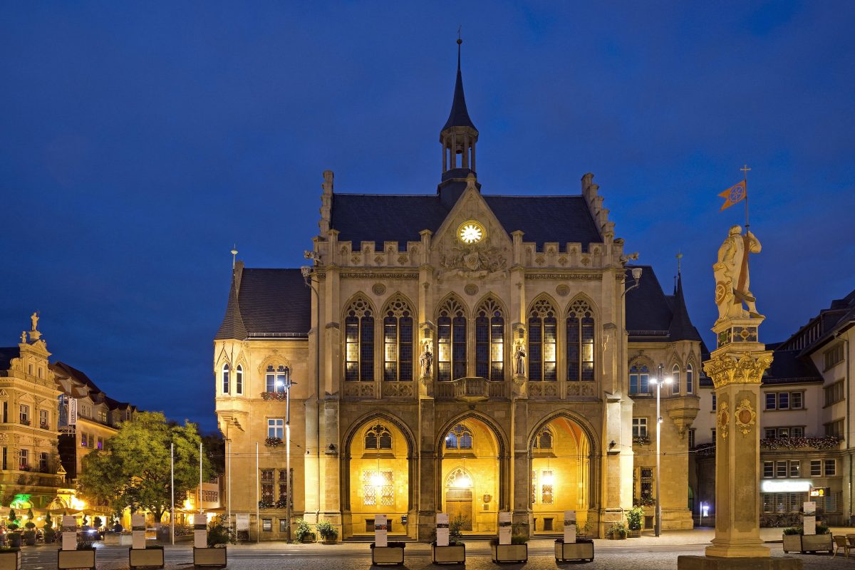 Das Erfurter Rathaus wird am Sonntag purpur leuchten. (Archivbild)