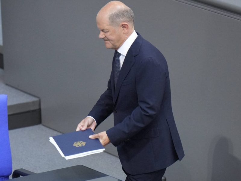 Bundestag: Auf Vizekanzler-Platz! Darum sitzt diese unbekannte Frau neben Scholz