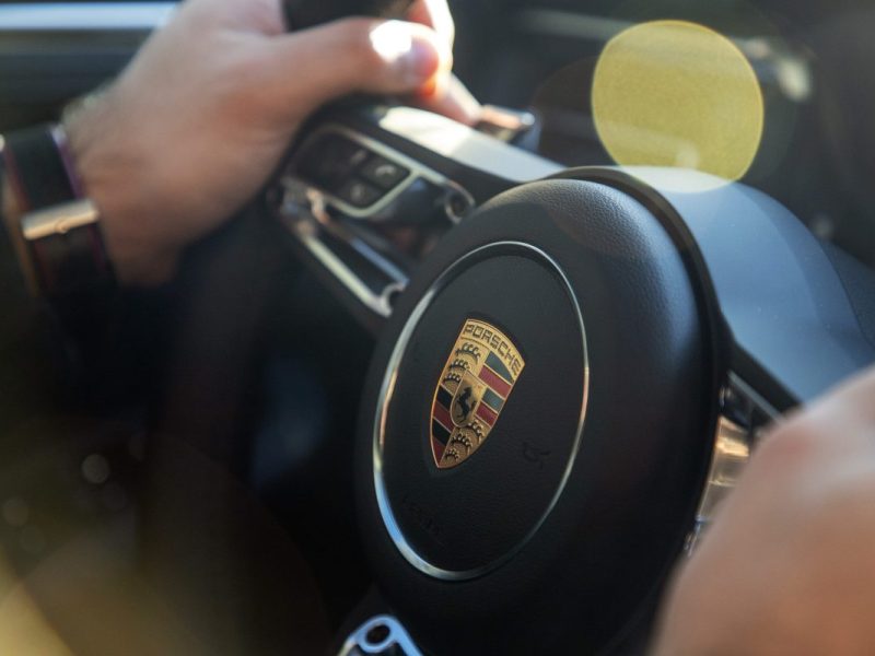 Thüringen: Porsche-Fahrer kommt ohne Hose nach Hause – und ohne Auto