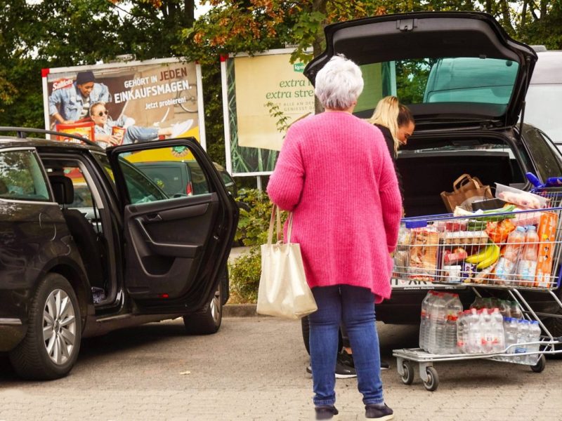 Aldi und Rewe: Kunde kippt vom Stuhl, als er erfährt, wo die Billig-Brötchen herkommen