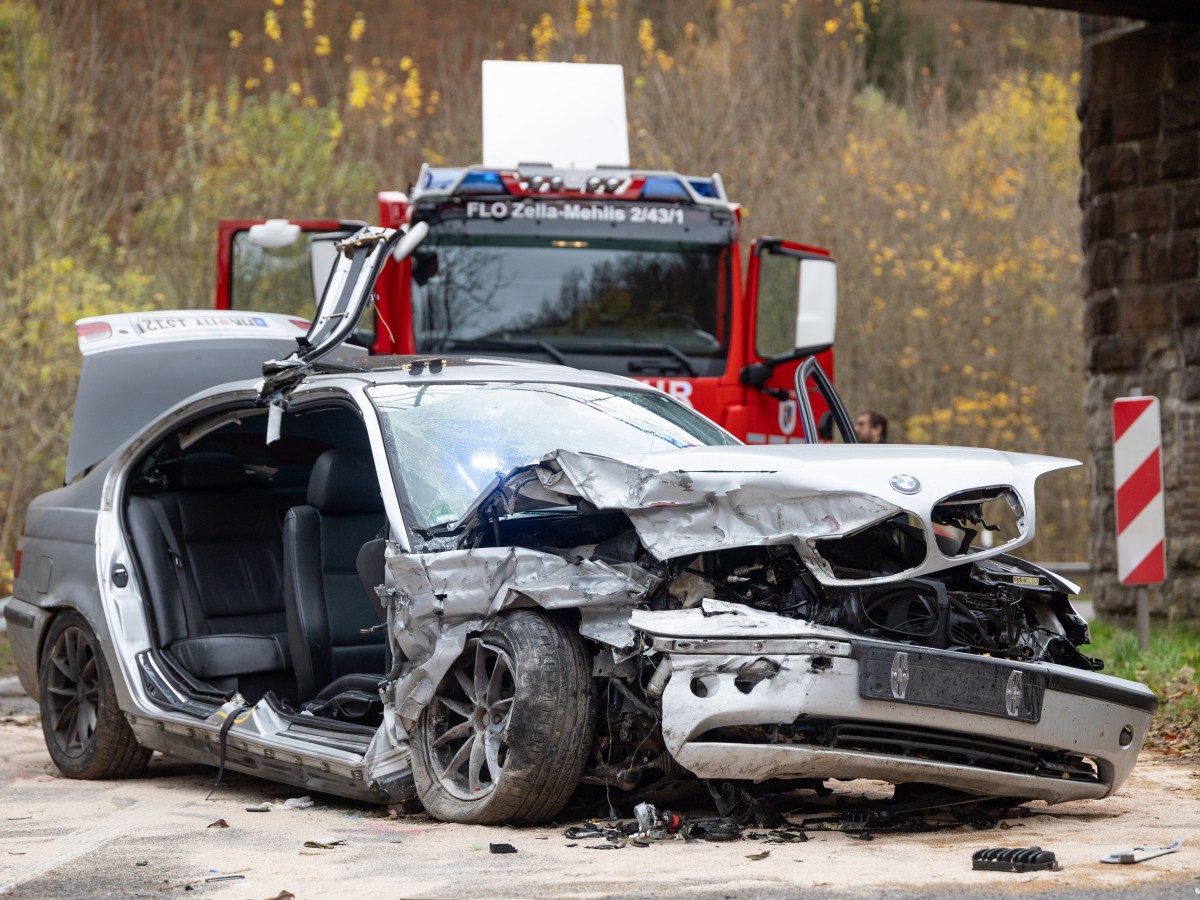 Thüringen: BMW crasht in Viadukt! Beifahrer schwer verletzt