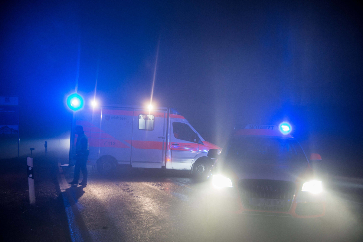 Ein Unfall auf einer vernebelten Straße. Blaulicht und Rettungswagen. In Thüringen sorgt der Herbst für Gefahren auf der Straße.