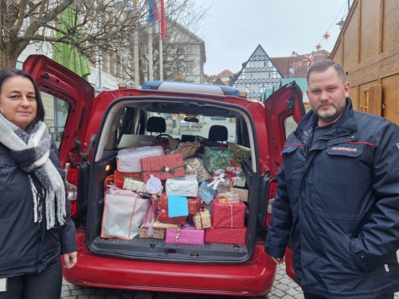 Thüringen: Irres Feuerwehr-Auto fährt durch die Stadt! Sein Inhalt ist für Kinder unbezahlbar