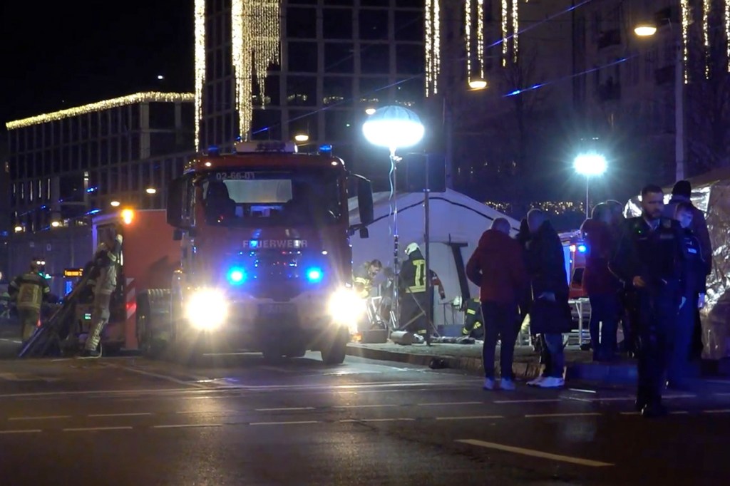 Einsatzkräfte von Rettungsdiensten, Feuerwehr und Polizei im Einsatz auf dem Weihnachtsmarkt Magdeburg.