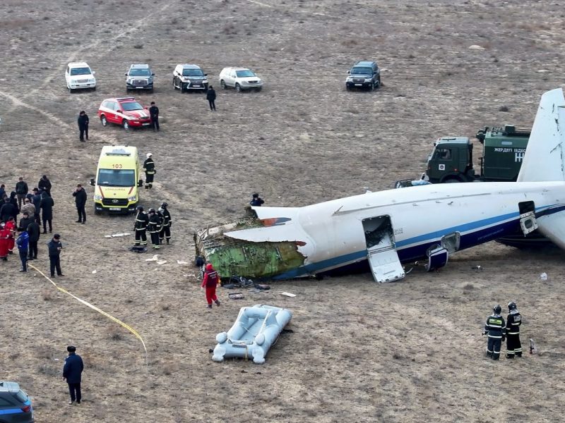 Kasachstan: Flugzeug nach Absturz in Trümmern! Zahl der Toten unklar