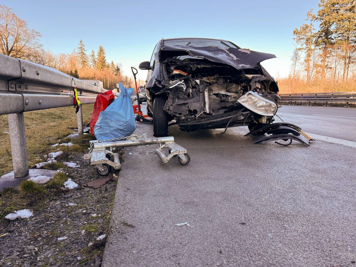 A9 in Thüringen: „Trümmerfeld“ nach Massenkarambolage! Kind schwer verletzt