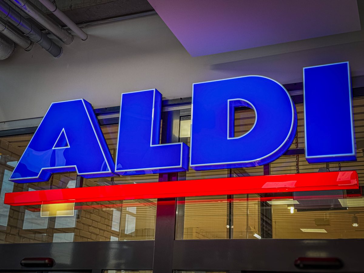 Aldi-Kassierer wirft genauen Blick auf Warenband – was eine Kundin dort treibt, macht ihn sprachlos