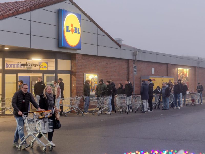 Lidl-Kunden laufen wegen Feuerwerk Sturm – Mitarbeiter muss sofort eingreifen