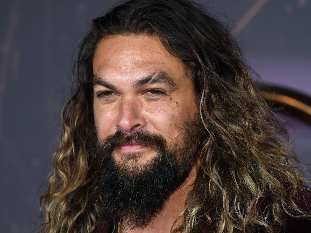 Jason Momoa kennen viele aus „Game of Thrones“. Jetzt verrät er, warum eine bestimmte Weihnachtstradition für ihn unverzichtbar ist.