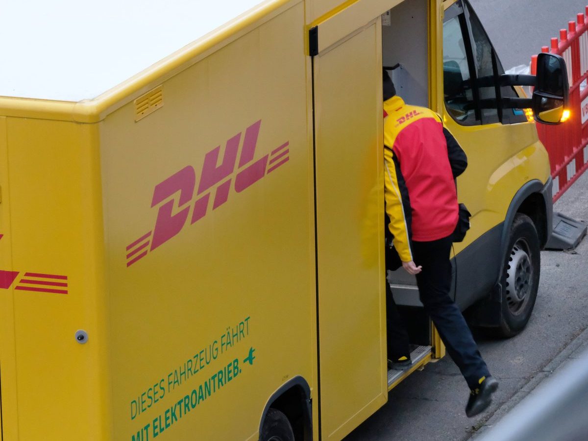 DHL-Bote hat Faxen wegen Weihnachten dicke – „Gibt auch Real-Life-Läden“