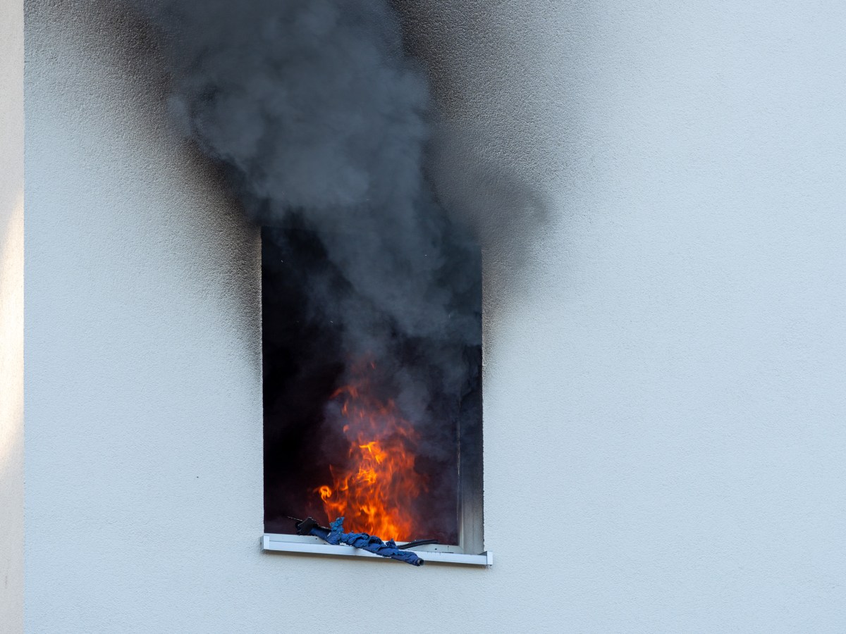 Thüringen: Flammen-Inferno in Mehrfamilienhaus hält Feuerwehr auf Trab