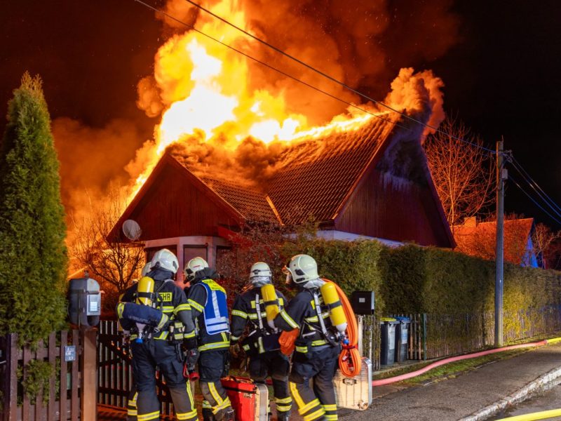 Thüringen: Flammen-Inferno in der Nacht! Wohnhaus brennt komplett aus