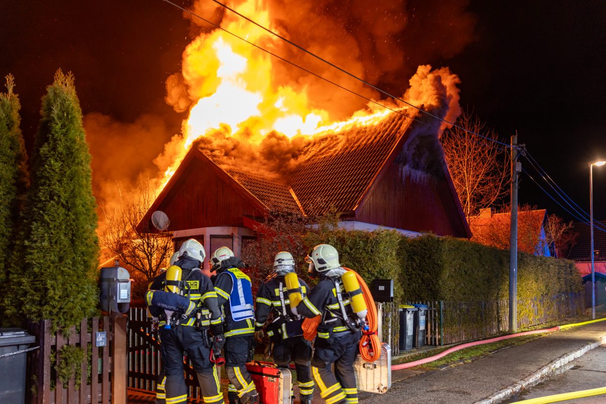 Bei einem verheerenden Feuer in Weimar ist ein Haus komplett zerstÃ¶rt worden.