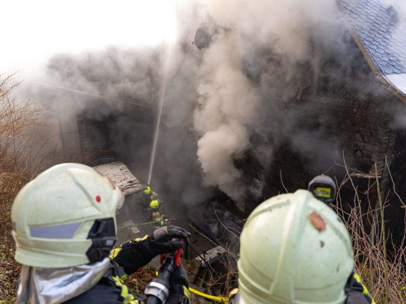 Thüringen: Großeinsatz der Feuerwehr! Person bei Brand verletzt