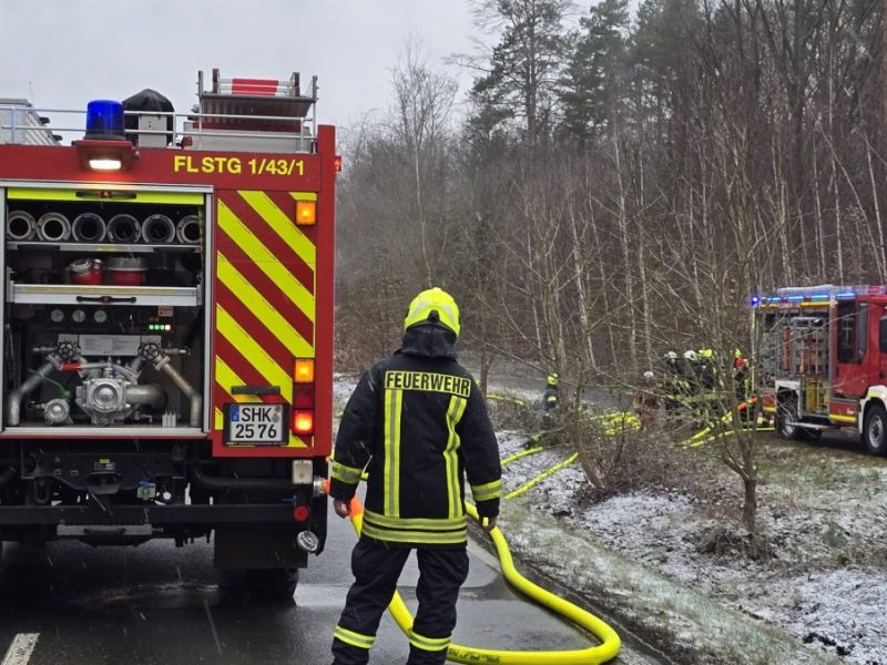 Thüringen: Tödlicher Unfall! Auto kracht unter Lkw – sofort brennt alles