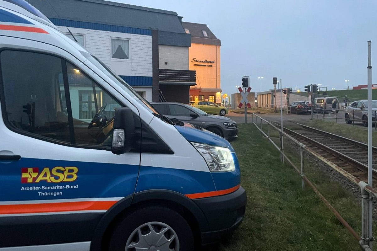 Der ASB-Wünschewagen aus Thüringen vor dem Strandhotel in Dagebüll