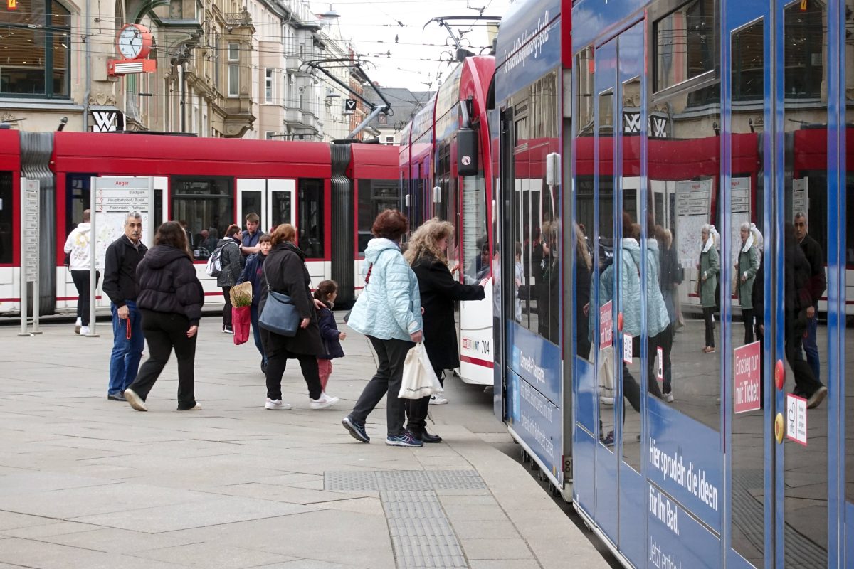 Menschen steigen am Anger in Erfurt in eine StraÃŸenbahn ein (Symbolbild)