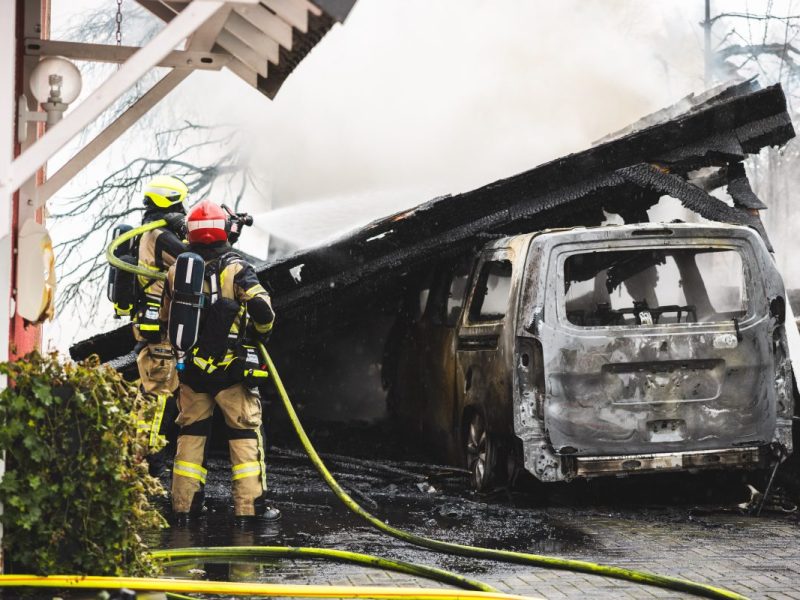 Thüringen: Heftiger Brand in Gera! Carport kracht auf Flammen-Fahrzeug