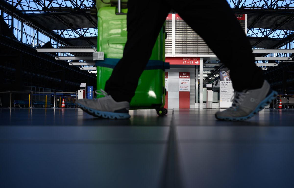 Ein Reisender schiebt seinen Koffer durch die Abflughalle am Flughafen Leipzig (Symbolbild)