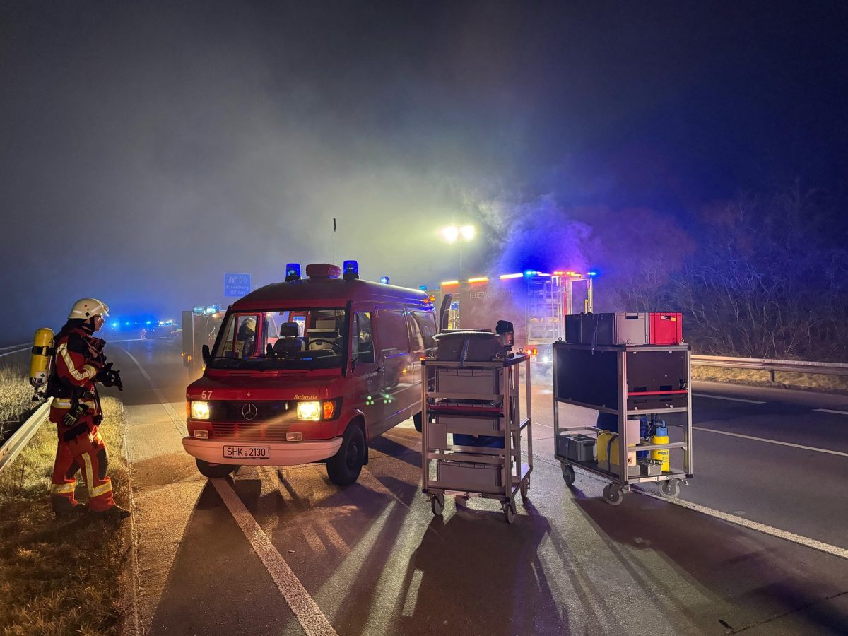 Auf der A9 in ThÃ¼ringen ist ein Lkw umgekippt. Er hat Gefahrgut geladen.