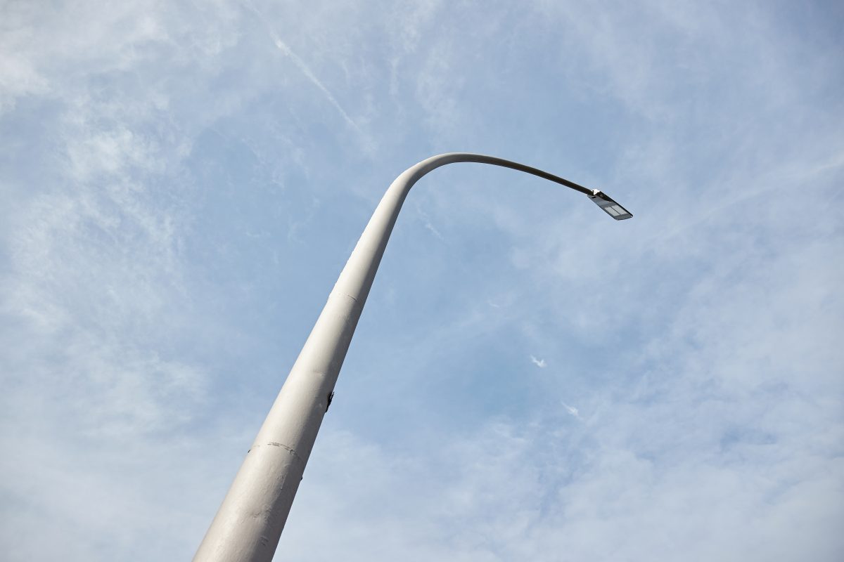 Eine StraÃŸenlaterne vor einem blauen Himmel in Erfurt (Symbolbild)