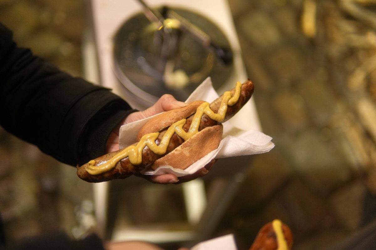 Ein Mann hÃ¤lt ein BrÃ¶tchen mit einer Bratwurst in der Hand (Symbolbild ThÃ¼ringen)