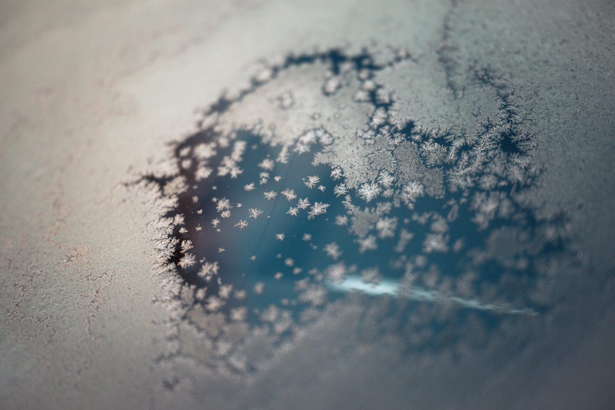 Eingefrorene Windschutzscheibe im Winter in ThÃ¼ringen (Symbolbild)