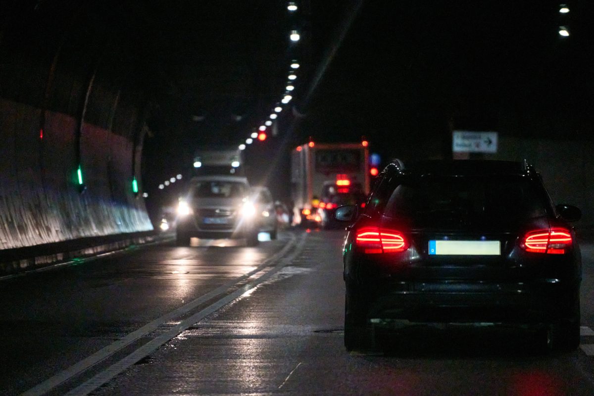 Dichter Verkehr in einem Tunnel bei Nacht in ThÃ¼ringen (Symbolbild)