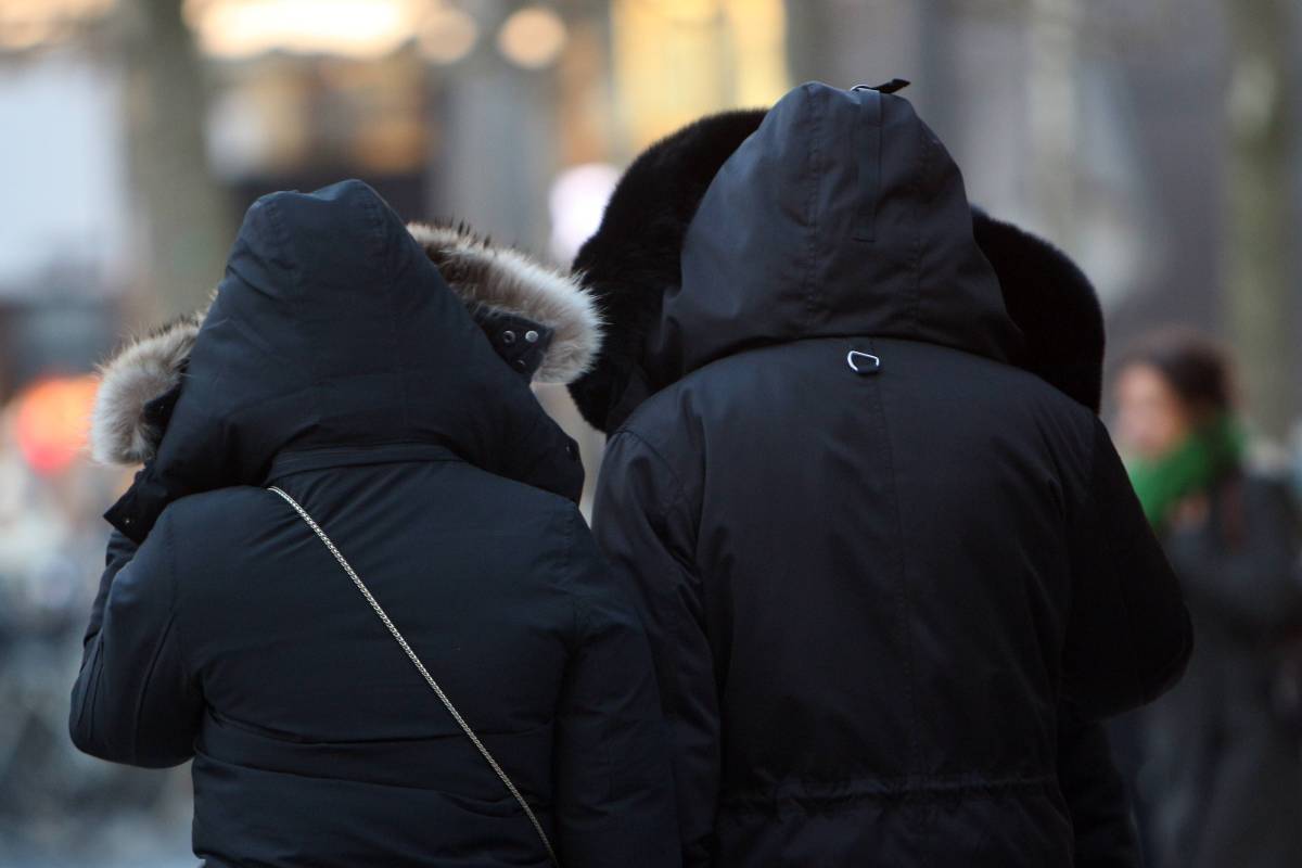 Personen versuchen sich vor der EiskÃ¤lte und den SturmbÃ¶en zu schÃ¼tzen in der Innenstadt Frankfurt