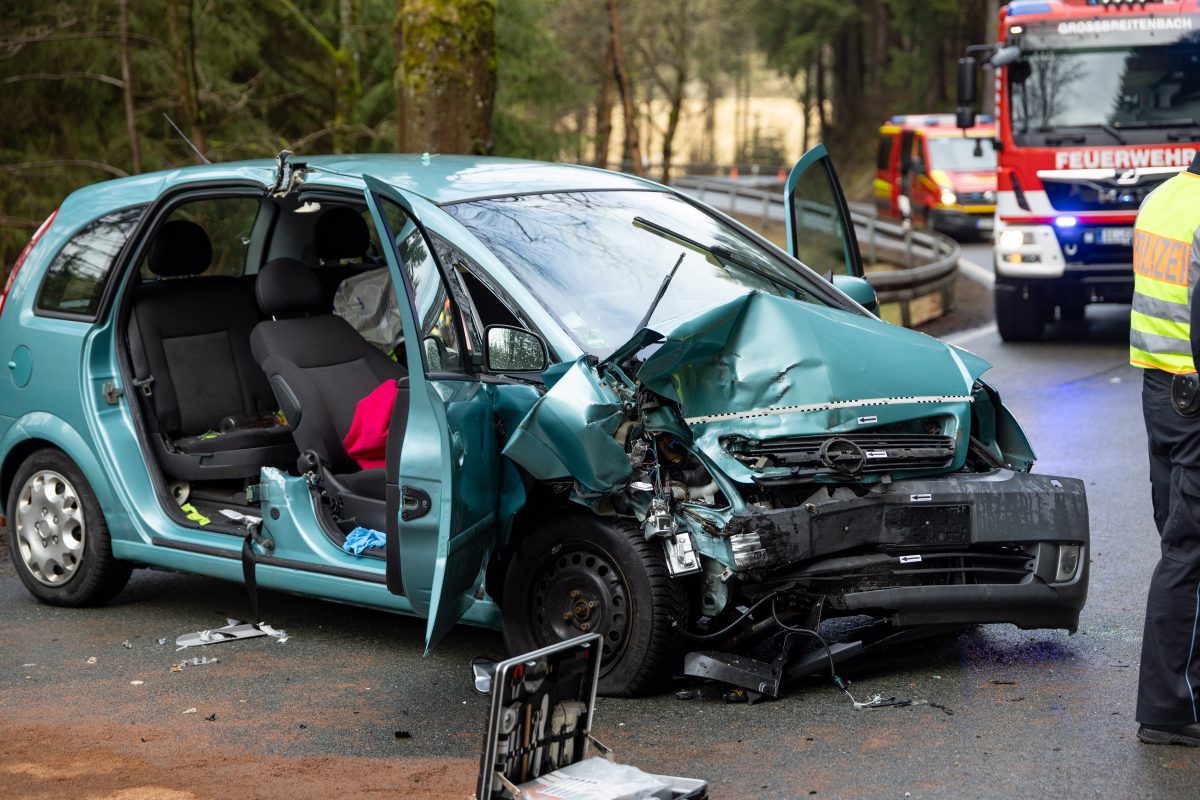 Bei dem Unfall in ThÃ¼ringen sind drei Menschen schwer verletzt worden.