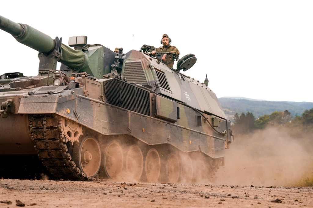 Bundeswehr, Panzerhaubitze 2000, Artillerie, NATO, Verteidigung, Krauss-Maffei Wegmann, Rheinmetall, Ukraine-Krieg, Waffenlieferungen, Zeitenwende, Pistorius, Putin, militärische Modernisierung, Bundeswehr-Übung, Rüstungsindustrie, Waffensysteme, deutsche Sicherheitspolitik, Bundeshaushalt, geopolitische Spannungen, hybride Kriegsführung, NATO-Ostflanke, Munition, Logistik, europäische Verteidigung, Drohnentechnologie, Cyberkrieg *** Bundeswehr, howitzer 2000, artillery, NATO, defence, Krauss Maffei Wegmann, Rheinmetall, Ukraine war, arms deliveries, turning point, Pistorius, Putin, military modernization, Bundeswehr exercise, arms industry, weapons systems, German security policy, federal budget, geopolitical tensions, hybrid warf Copyright: xJOERANxSTEINSIEKx